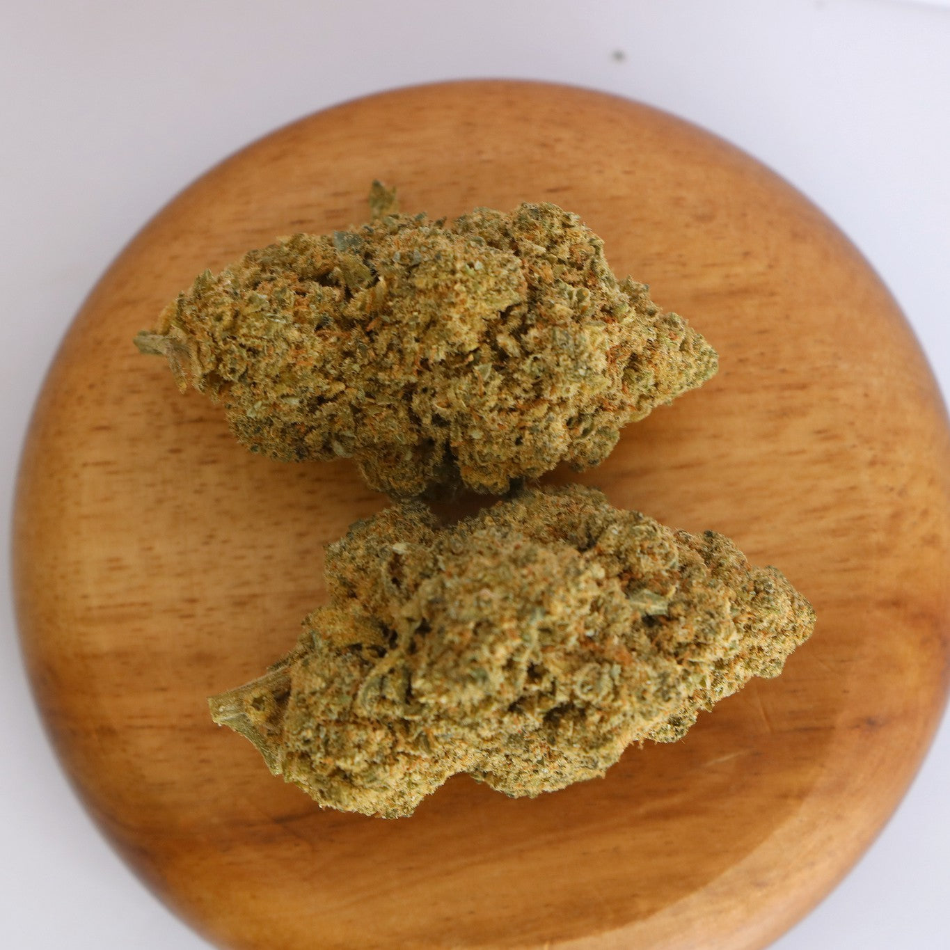 TĂȘtes de fleurs de CBD lĂ©gal indoor pas cher Banana Kush, Ă la saveur fruitĂ©e exotique et sucrĂ©e