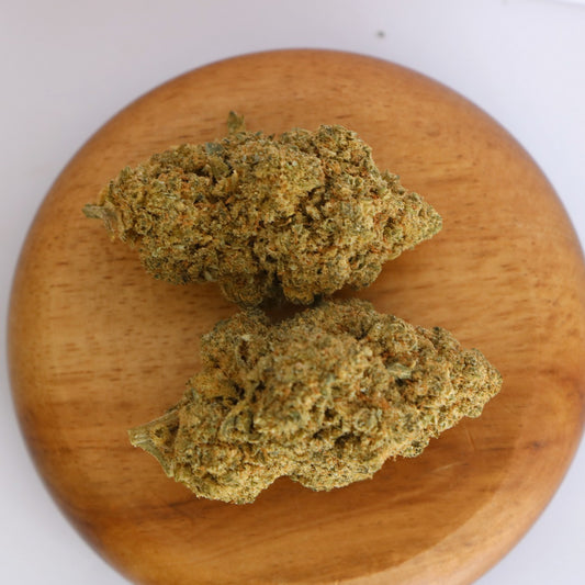 Têtes de fleurs de CBD légal indoor pas cher Banana Kush, à la saveur fruitée exotique et sucrée