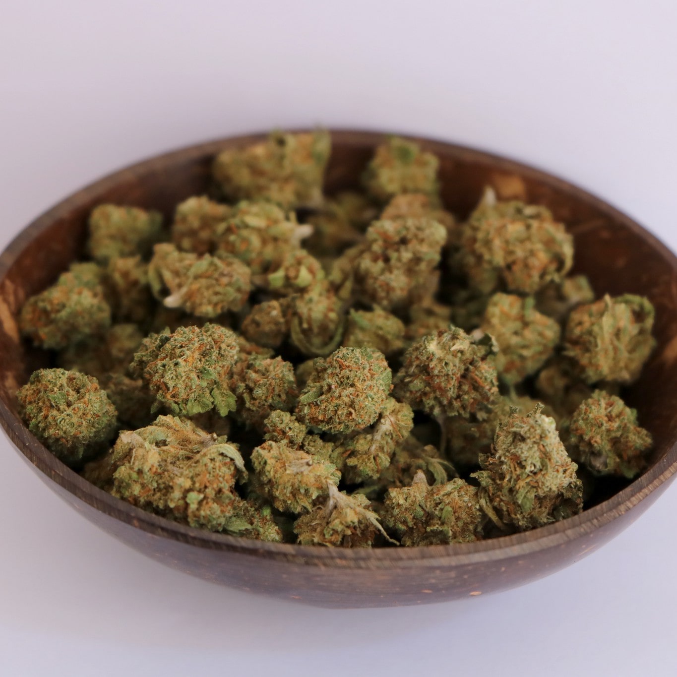 Petits bourgeons de fleur de CBD Cannatonic aux saveurs d'herbes fraîches et de citron, vendue dans notre boutique de CBD à Romilly sur Seine et Barberey dans l'Aube (Grand Est)